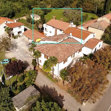 Sain With Garden Terrace Near The 3* Poreč