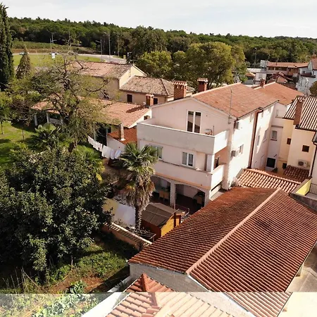 Sain With Garden Terrace Near The 3* Poreč